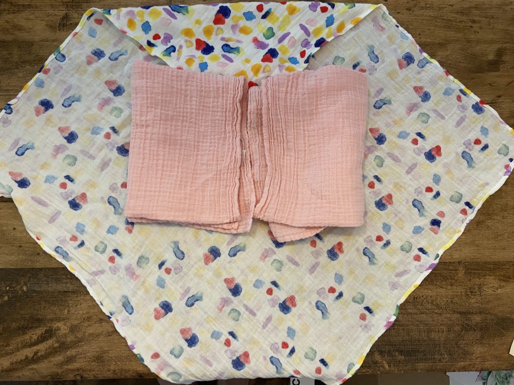 Fold the rectangle muslin blanket over your baby's arms and tuck it behind their back to prevent escaping arms!